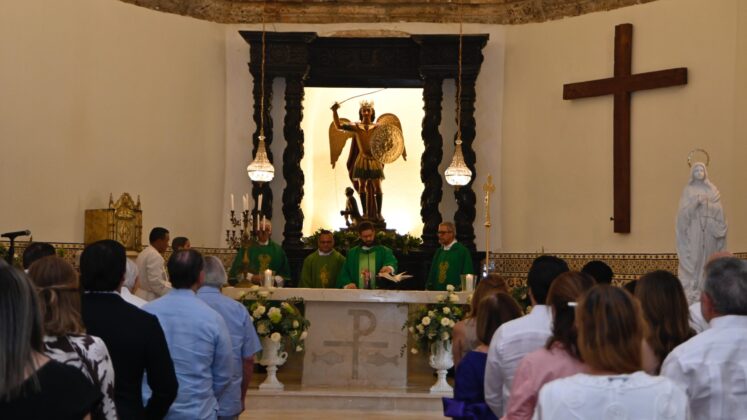 David Collado encabez&oacute; la comitiva de personaliddes que asisteiron a la eucar&iacute;st&iacute;a para dejar abierta la Iglesia de San Miguel