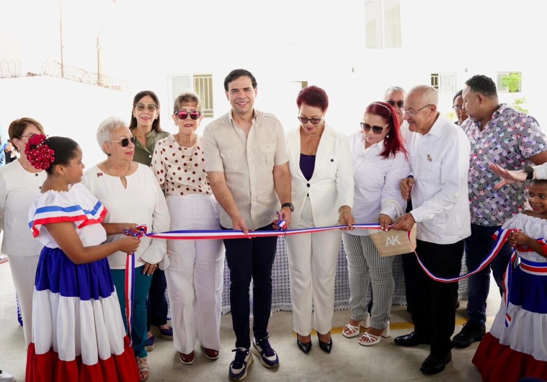 Roberto Ángel Salcedo carota la cinta que deja inaugurada la la institución nueva escuela de Música Típica de Puerto Pltaa que funcionará en la Escuela de Bellas Artes de la provincia