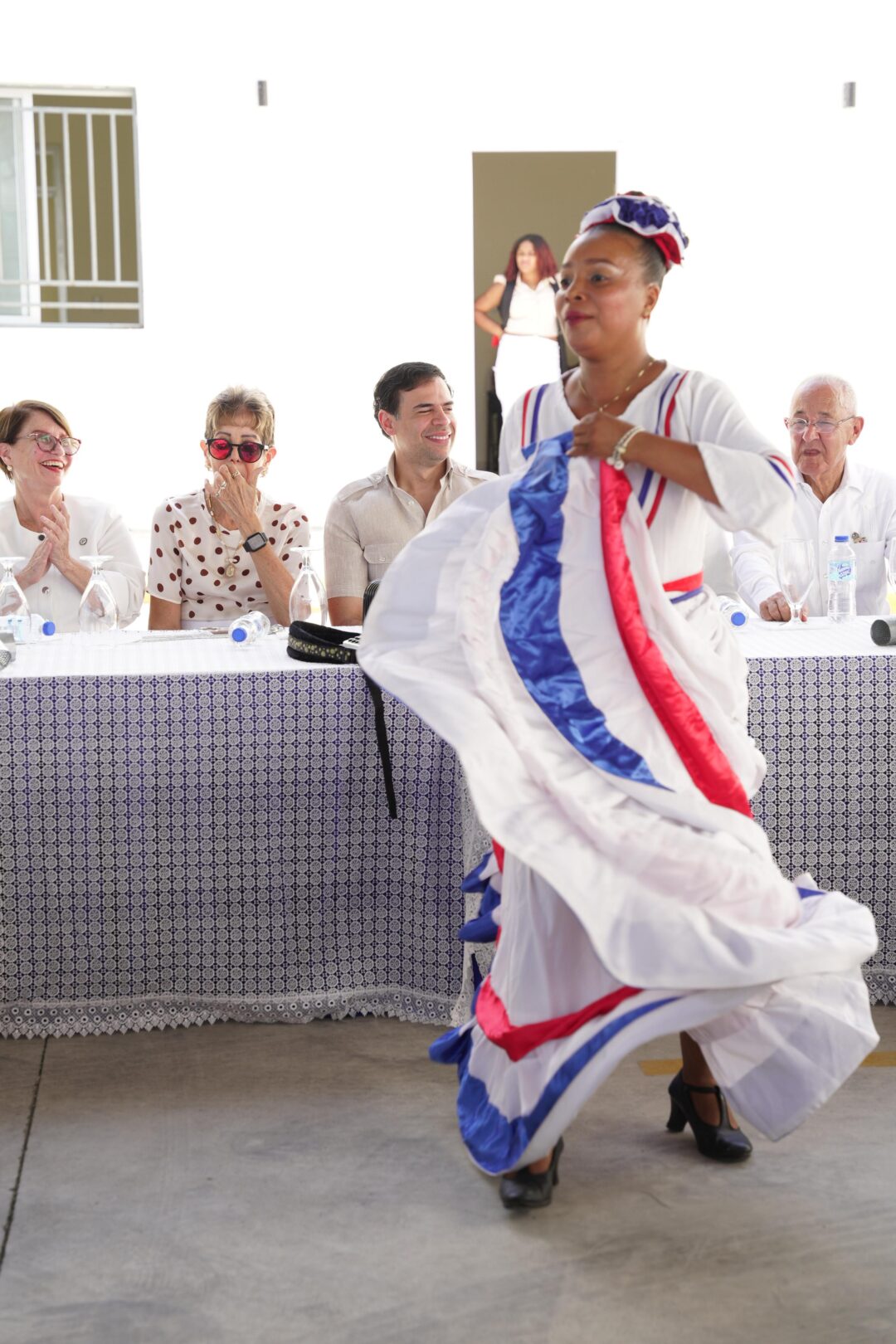 Una bailarina de música folclórica ofrece un espectáculo en la inauguración de la Escuela de la Música Típica Rafelito Román de Puerto Plata.