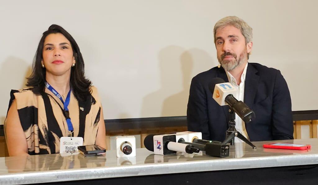 Yudith García, presidenta de la Asociación de Hoteles de Santo Domingo junto a Lucio Vaquero, de PCMA LATAM en la apertura de SDQ Mice 2025