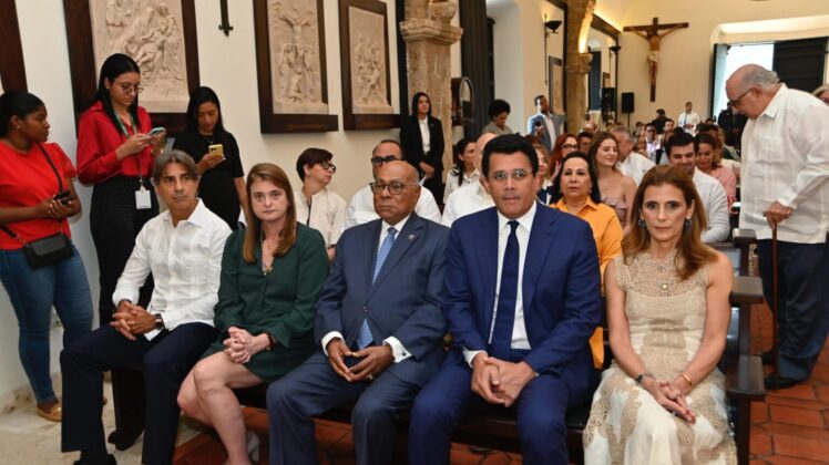 David Collado encabez&oacute; la comitiva de personaliddes que asisteiron a la eucar&iacute;st&iacute;a para dejar abierta la Iglesia de San Miguel