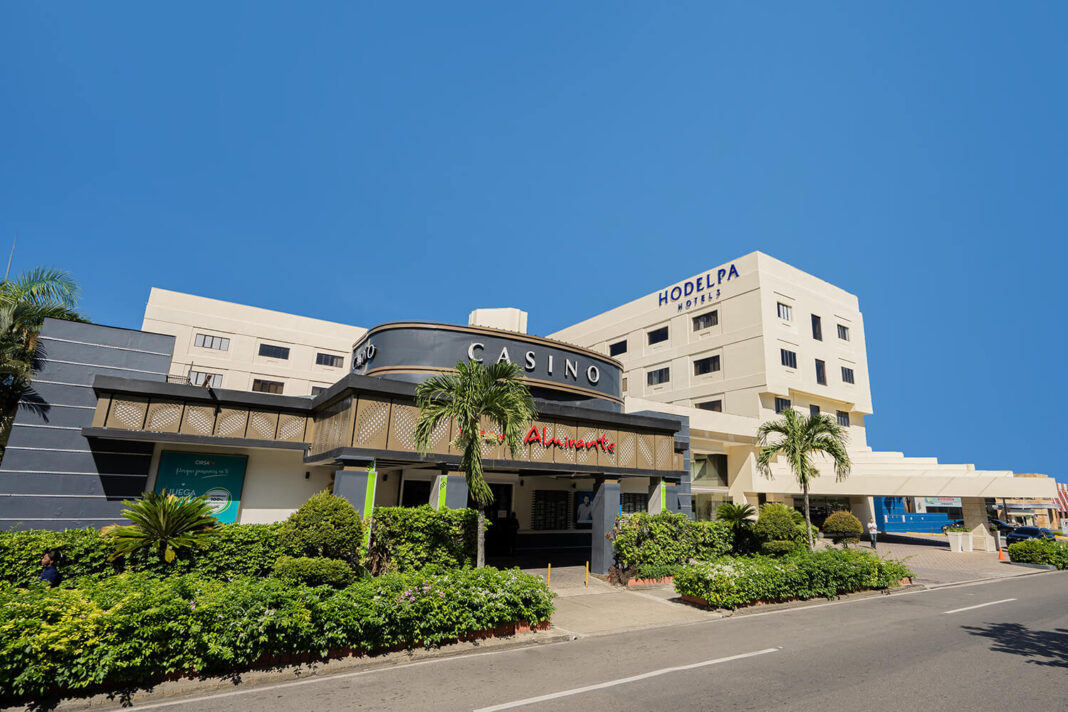 El Hodelpa Gran Almirante, con categoría de hotel 5 estrellas en Santiago de los Caballeros, está estratégicamente ubicado en la ciudad lo que permite su fácil acceso y visitar los lugares más emblemáticos de la Ciudad Corazón