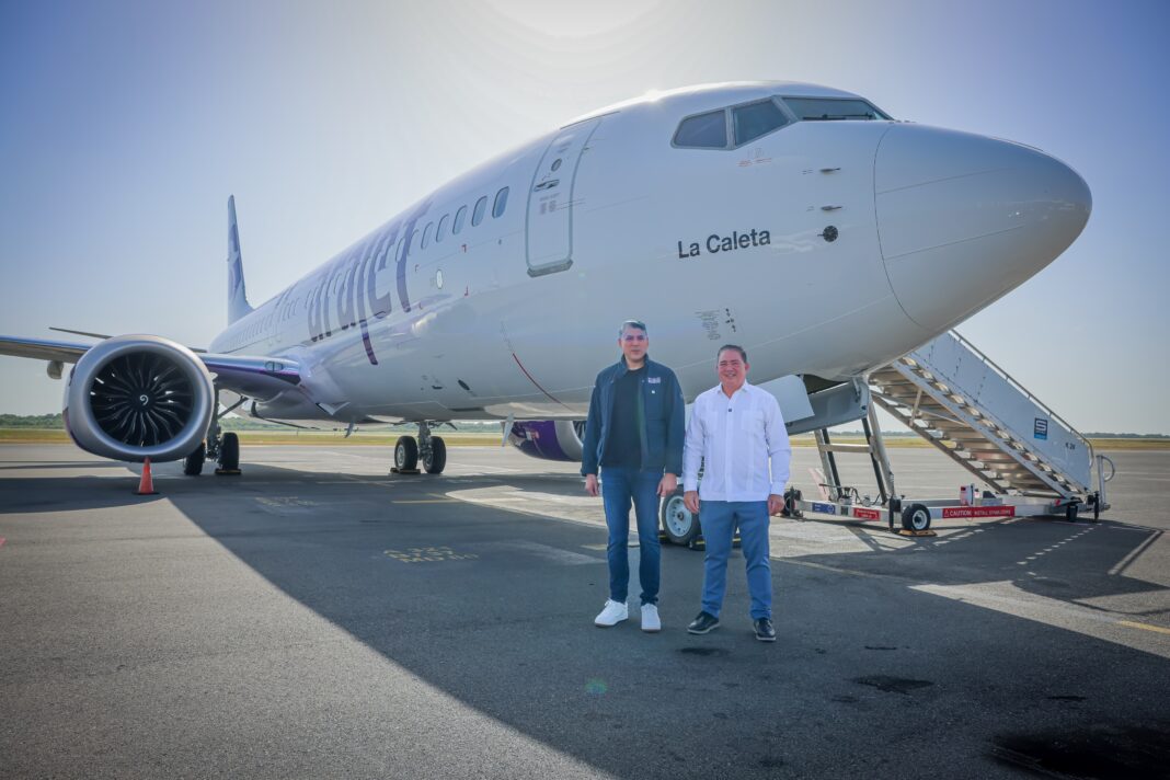 Victor Pacheco y Hector Porcella muestran la nueva aeronave que rinde homenaje a La Caleta, en Boca Chica, Santo Domingo, al nombrar con este símbolo turístico y cultural a la nueva aeronave.