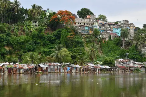 Vista panorámica del rio Ozama en Santo Domingo y los barrios que se levantan sobre sus orillas.