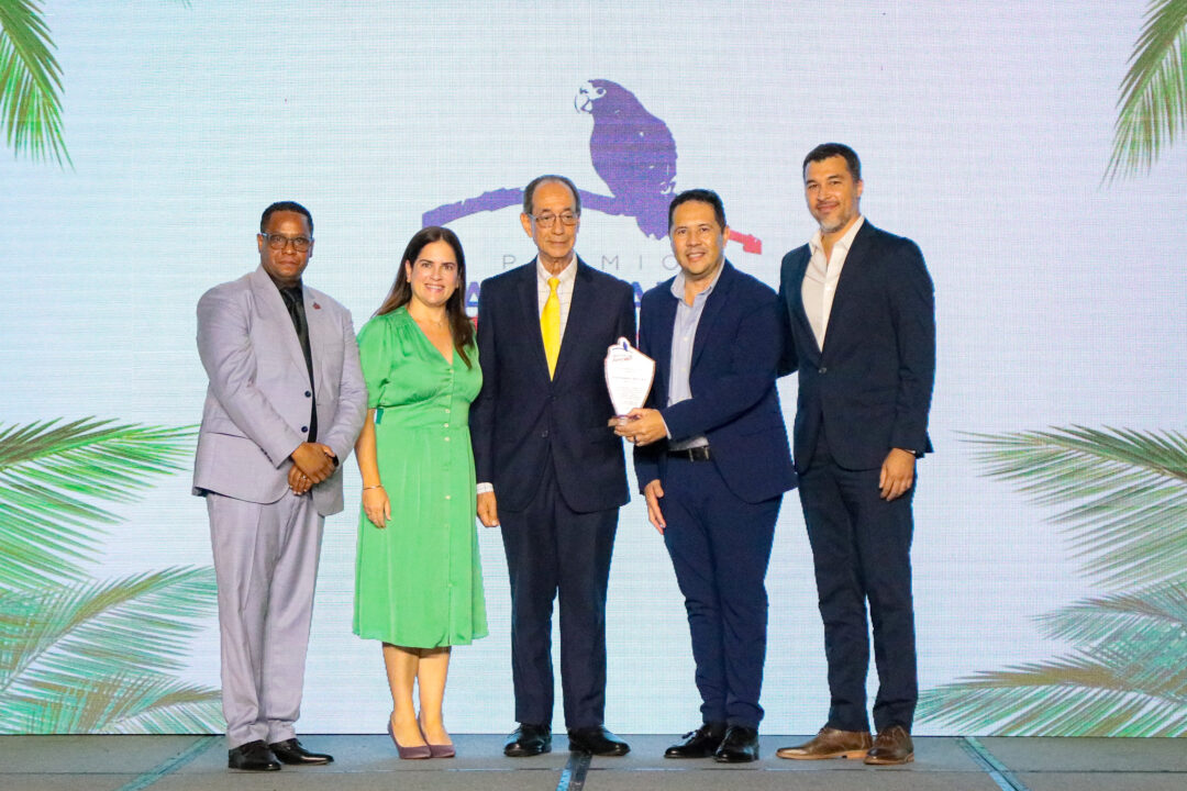 Luis Severino, presidente del Premio Nacional de Turismo y Luis Felipe Aquino, presidente de la BTC entregan galardón de ‘Hotel del Año’ a Paula Forero, Mynor Espinoza y Cristian Báez