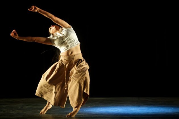 2. Jocabel Fern&aacute;ndez interpretando la pieza &ldquo;Trance&rdquo;.