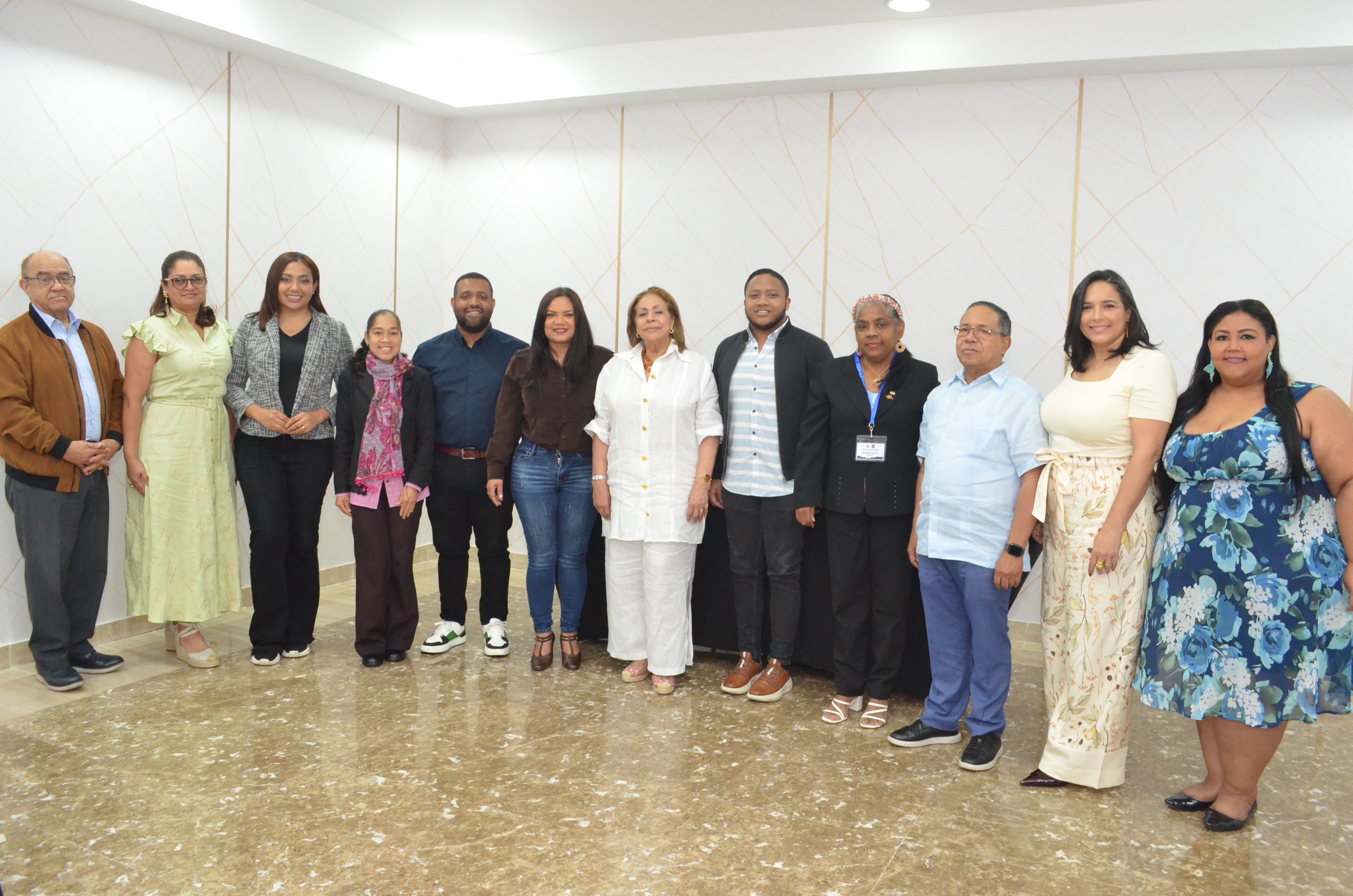 Directivos y miembros de Adompretur y Sodomedi que participaron en el panel sobre periodismo turístico en la construcción de un turismo sostenible en la República Dominicana en la BTC 2025.