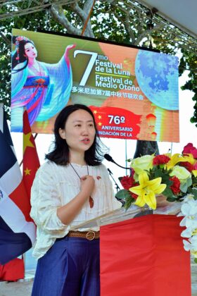 Zhou Yuqi, encargada de negocios de la Embajada de la Rep&uacute;blica Popular China en RD, en representaci&oacute;n del embajador Chen Luning