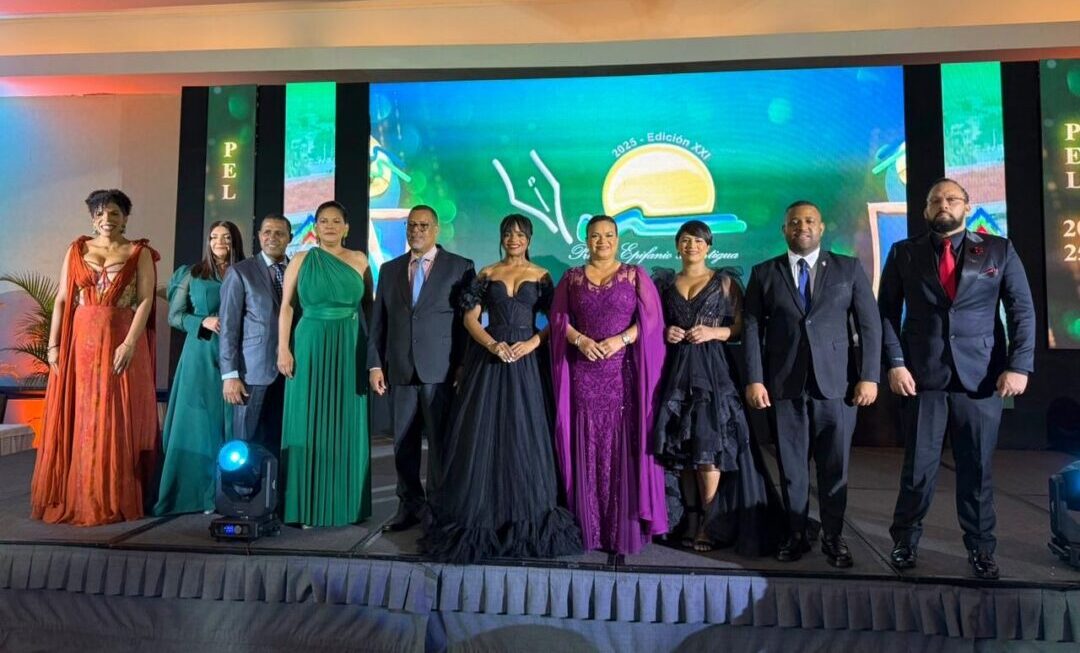 El presidente del jurando Tony Pérez; la vicepresidente de Adompretur Millizen Uribe; el director de Infotur, Javier Noguera; la presidenta de Adompretur Sarah Hernández; el viceministro de Turismo Roberto Henríquez y Rainier Maldonado gerente de comunicaciones corporativas del Banco Popular.