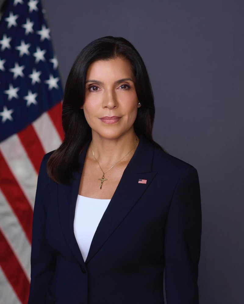 Leah Campos trabajó en la Agencia Central de Inteligencia (CIA), donde por más de 10 años se desempeñó como oficial de operaciones en el Servicio Clandestino Oficial de la CIA.