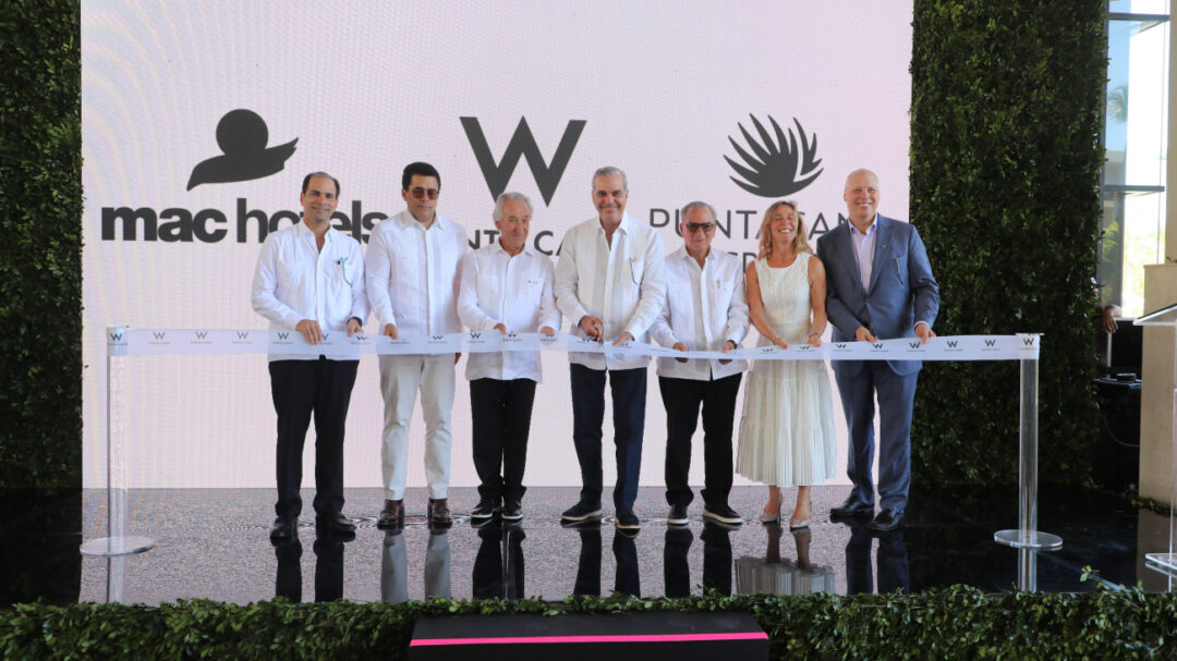 Acto de apertura del W Punta Cana con el presidente de la República, el ministro de Turismo y los ejecutivos del Grupo Punta Cana, Marriott Internacional y deMac Hotels.