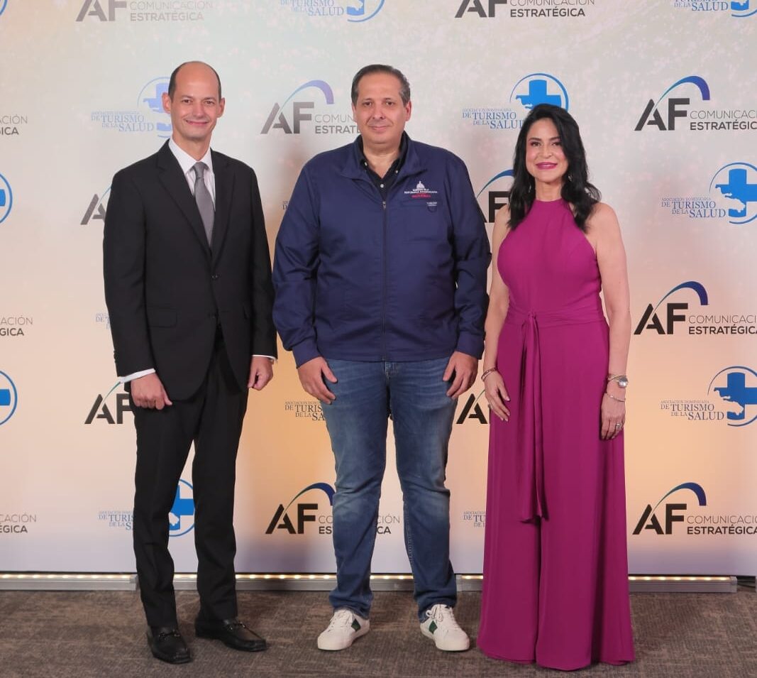 Alejandro Cambiaso, presidente de la ADTS, el doctor Víctor Atallah, ministro de Salud y Amelia Reyes Mora, vicepresidenta de la ADTS y presidenta de AF Comunicación Estratégica