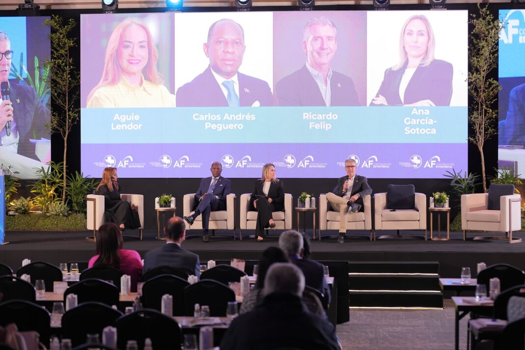 Angie Lendor, Carlos Peguero, Ana María García Sotoca y Ricardo Felip de la Cámara de Comercio Española dDurante el panel “El futuro del turismo del bienestar: tendencias emergentes y su impacto en la industria turística.