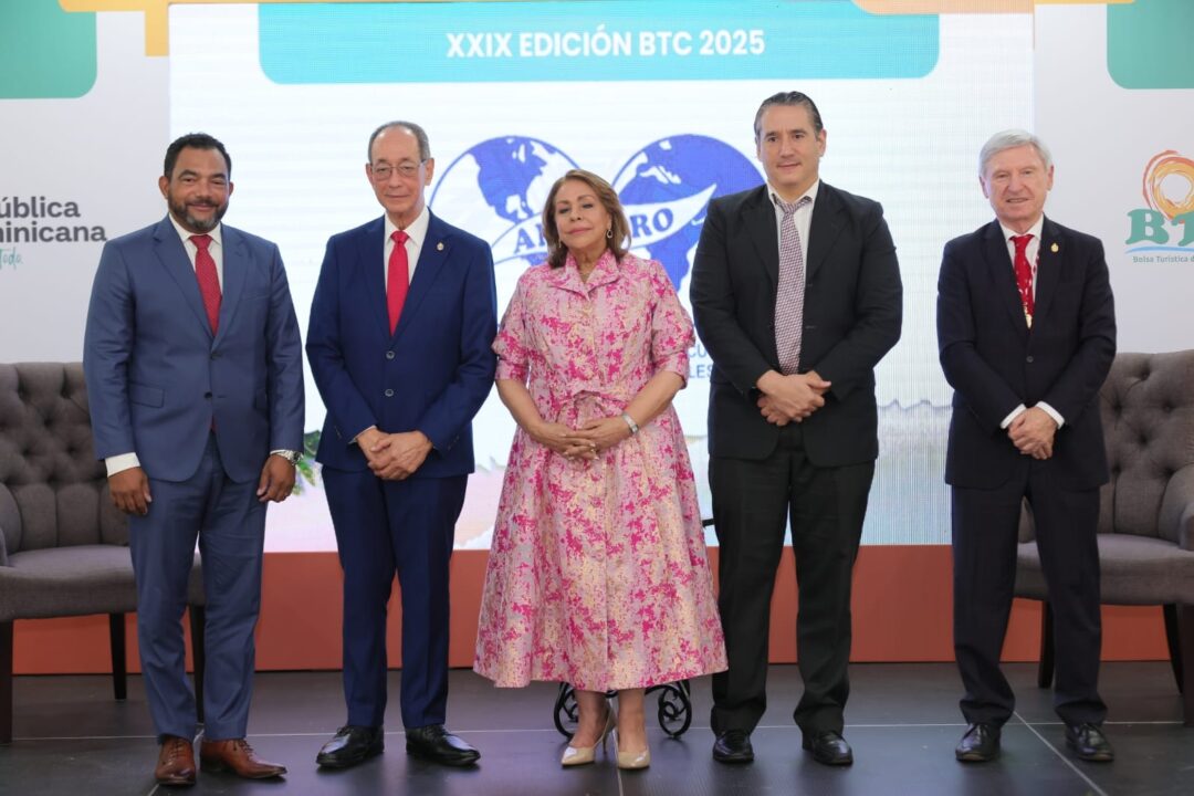 Carlos Rodoli Conde, director general de los Aeropuertos de Puerto Plata y Samaná; Luís Felipe Aquino, presidente de la BTC; Luisa María de Aquino, Edward Woll y Alejandro Rubin en el acto de apertura de la BTC 2025.