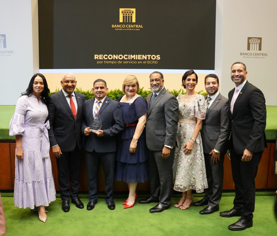 Liselotte Reyes, Ervin Novas Bello, Wilby Valdez, Kirsis Rodriguez, Frank Montaño, Madeline González, Omar Aquino y Winston Perdomo,