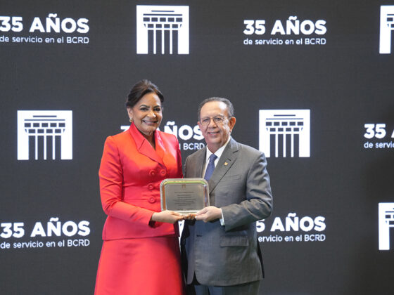 Olga Altagracia Morel, consultora jur&iacute;dica, recibe de manos del gobernador la placa en reconocimiento a sus 35 a&ntilde;os de labores.