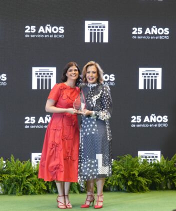 Ivette Montero, recibe de manos de la vicegobernadora, Clarissa de la Rocha de Torres, la placa en reconocimiento a sus 25 a&ntilde;os de labores.