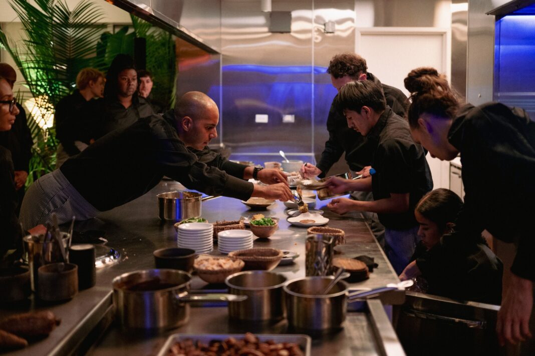 Arajet se sumó a esta iniciativa cultural cn Casarré apoyando de manera activa la colaboración entre la moda, la gastronomía y el arte.