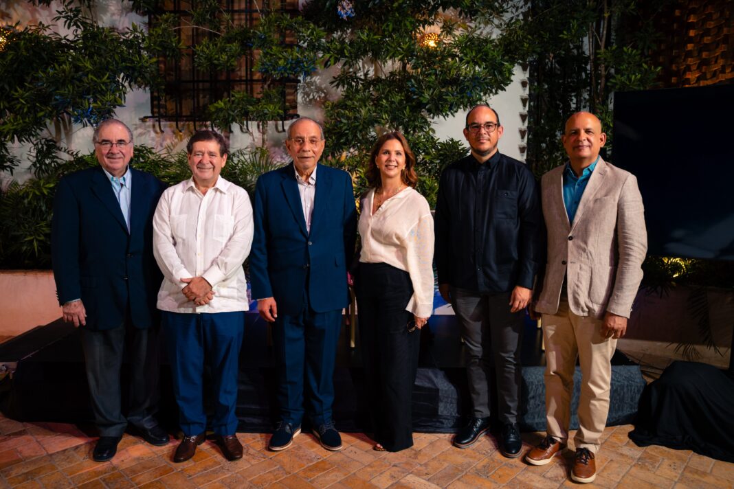 De izquierda a derecha, los señores Manuel García Arévalo, Adolfo López Belando, Dennis R. Simmó, Carmen Rita Cordero, Carlos Batista y José Enrique Delmonte.
