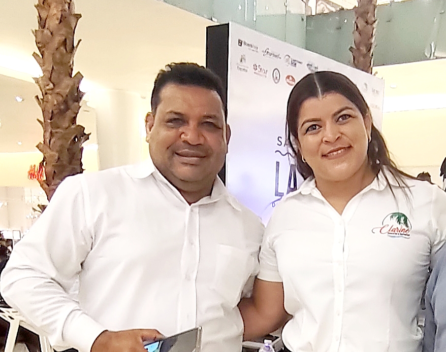 Clarine Balbuena y su esposo. Ambos promueven desde su restaurant la integración comunitaria de Villa Magante con la compra de productos locales y la empleomanía propia de la comunidad potenciando la cadena de valor del Bulevar del Pescado.