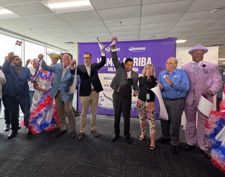 En la celebración del primer vuelo de Araje Punta Cana- Orlando, celebran ejecutivos de la línea aérea, el aeropuerto y autoridades dominicanas. Se destaca la presencia de Domingo Rosario, Cónsul de República Dominicana en Orlando, Nicole Martz, presidenta del Aeropuerto Internacional de Orlando Sanford (SFB) y Manuel Luna, Chief Communications and External Affairs Officer de Arajet.