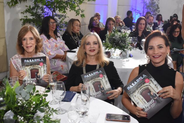 Las damas diplomatica Ketty de Leon, Marianela Paulino y Amelia Ortiz con la revista Pasarela Rosa