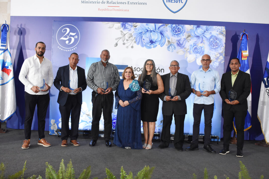 Mirna Pimentel, presidenta de la ADCS junto a Yeurys Frías Payero, Joselito Peña, Francisco Meriño, Iris Lizardo, Ángel Vargas, Kosaky Suberví y Julio Cesar Peña.