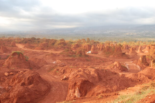 En la ruta hacia el Hoyo de Pelimpito te encontrar&aacute;s con el paisaje lunar de las antiguas minas de bauxita.