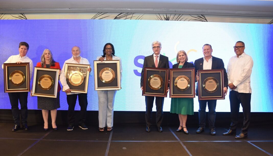 Luis Ros, Rayza Pichardo, Enzo Bonarelli, Silvia Vidal, Ventura Serra, Lissette Pantaleón, Gean Carlos Bonarelli y Juan Febles.