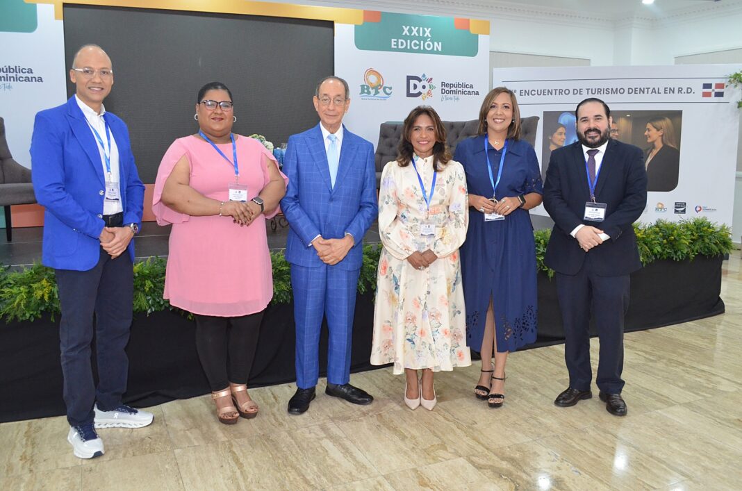 En un momento del Primer Encuentro de Turismo Dental en la República Dominicana, posan Miguel Asenjo, Marcia Peguero, Luis Felipe Aquino, Zoila Fernandez, Digna Paulino y Diego Estevez.