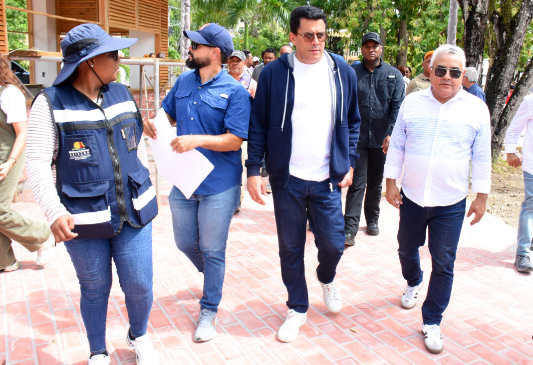 David Collado recorrió Samaná para supervisar obras realizadas por Turismo y comprueba malecón no registra inundaciones