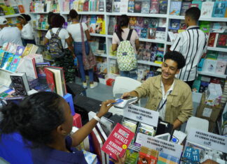 Desde este jueves la Plaza de la Cultura se convertirá en una ciudad de libros, pensamiento y arte con la FILSD 2026 En la FILSD 2025 también se pueden conseguir libros gratis a través del programa Bonolibro, con la asistencia a dos actividades
