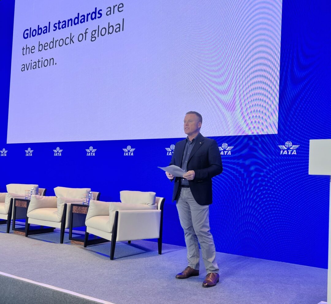 Mark Searle, director global de Seguridad de la IATA, durante su conferencia “Preparar la seguridad de la aviación para el futuro = gestionar los riesgos de hoy y anticipar los de mañana”.
