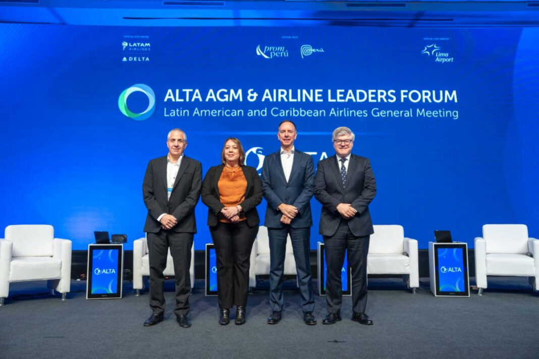 Roberto Alvo, presidente de ALTA y CEO de LATAM Airlines GROUP; Aracelly Nancy Laca Ramos, viceministra de Turismo de Perú; Peter Cerdá, CEO de ALTA, América Latina y el Caribe y Juan Carlos Salazar, secretario general de la OACI en la apertura del 21° ALTA AGM & Airline Leaders Forum 2025.