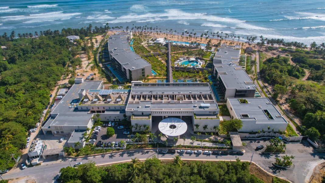 El nuevo complejo hotelero, ubicado en zona de Uvero Alto y desarrollado por medio de una colaboración estratégica entre Marriott International, Grupo Puntacana y Mac Hotels