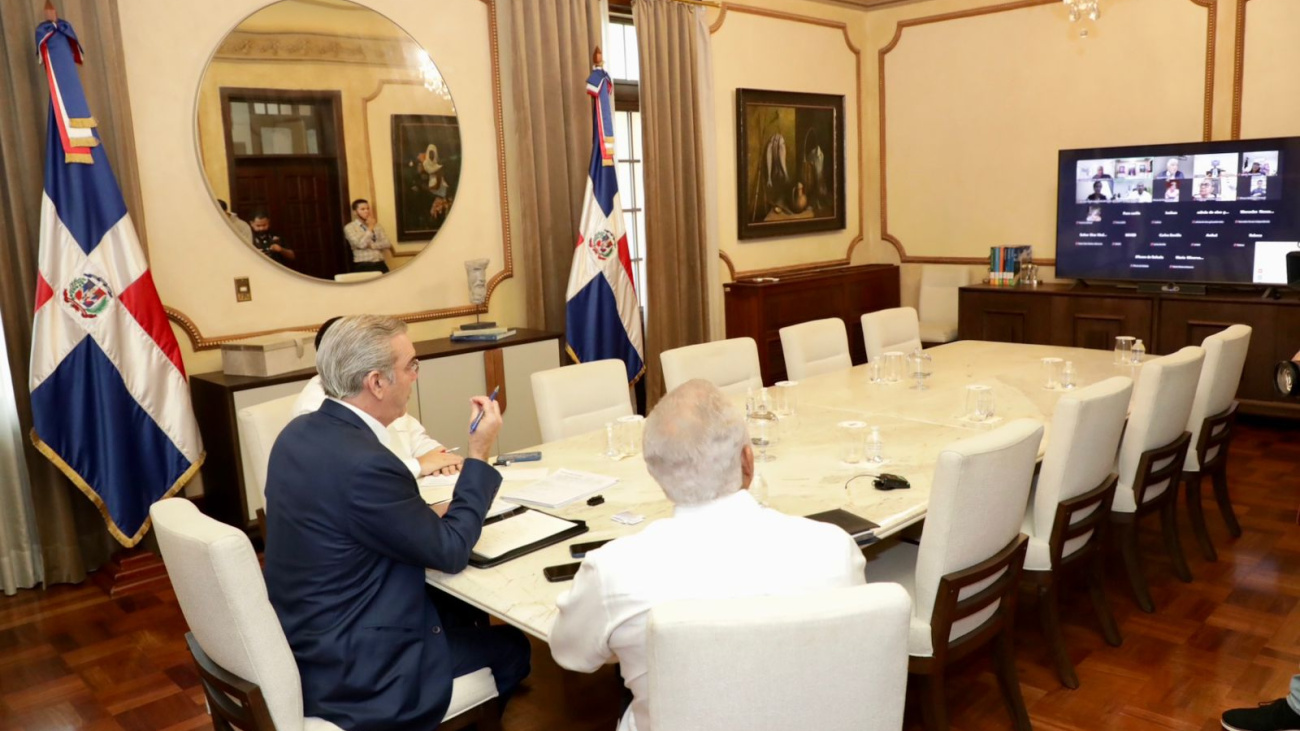 El presidente Abinader mientras encabezaba una reunión virtual con 15 gobernadoras para pasar balance tras el paso del huracán Melissa