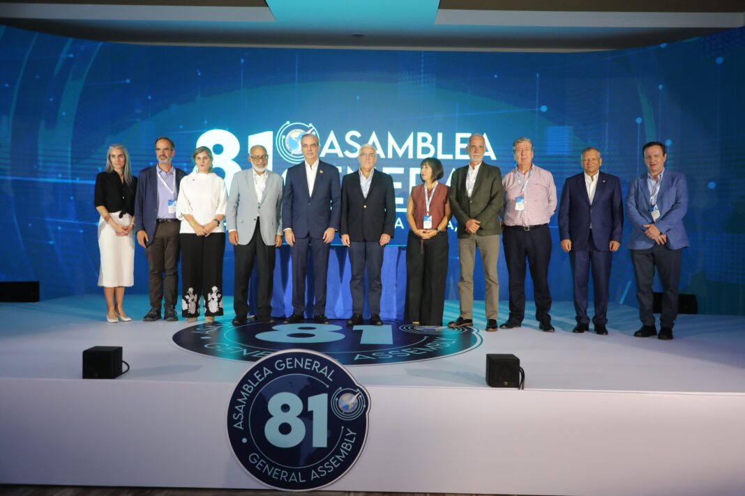 El presidente de la República Dominicana, Luis Abinader, y el liderazgo de la SIP en la apertura de su Asamblea en Punta Cana