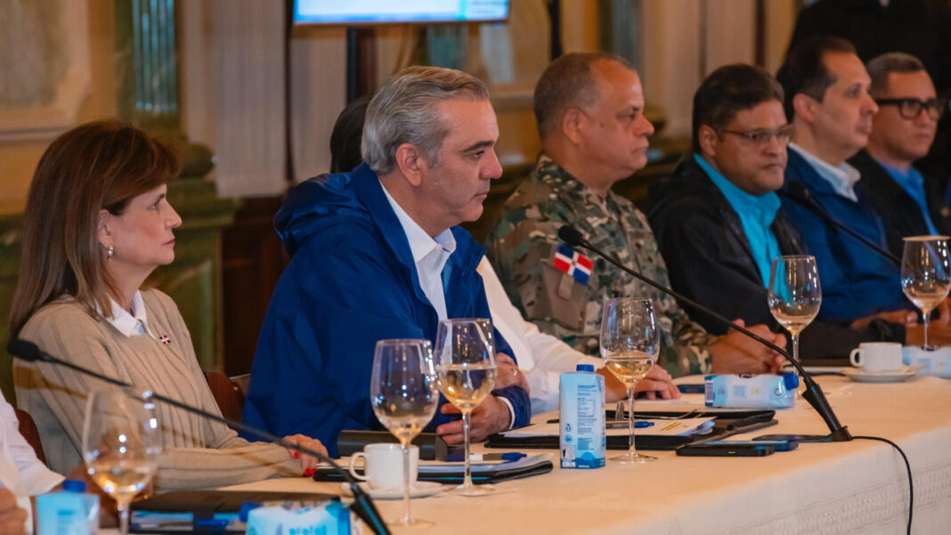 El presidente Luis Abinader, junto a la vicepresidenta Raquel Peña, encabezaron la reunión con los organismos preventivos, alcaldías y ministerios, el jefe de Estado reiteró el llamado a la población a ser precavidos y a dirigirse a lugares seguros, enfatizando la prioridad del Gobierno de proteger las vidas humanas.