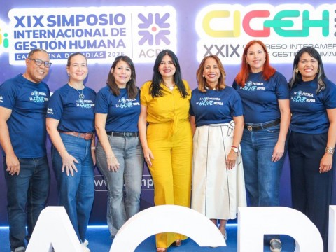 En el centro Karina Guaba del Grupo Puntacana junto al comité de FIDAGH