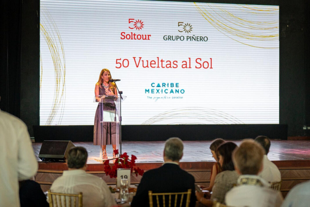 Encarna Piñero, CEO global del Grupo Piñero, durante su intevención este lunes en el Hotel Bahía Príncipe Luxury Akumal, uno de los establecimientos del compleo que esta cadena tiene en Tulum (Quintana Roo, México). Fuente: Grupo Piñero