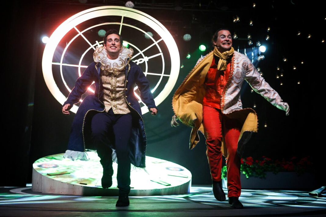 La inmersión del director en el texto original convierte la puesta en una verdadera lección de vida. Escena de El Principito, Foto Mika Pasca.