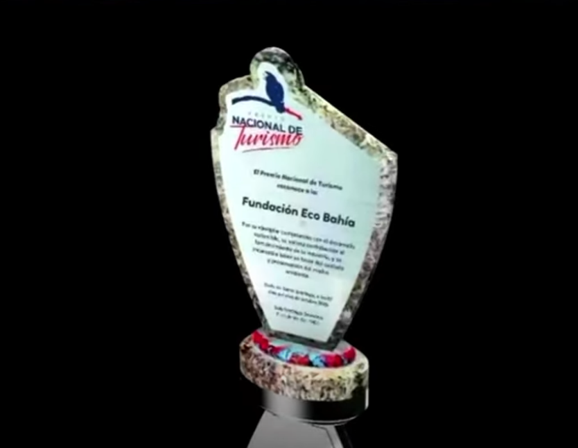 De la mano de Eco Trofeos, el Premio Nacional de Turismo se convierte en el primer reconocimiento a nivel mundial elaborado con sargazo, promoviendo un sistema de premiaciones sostenibles con impacto económico, social y ambiental.