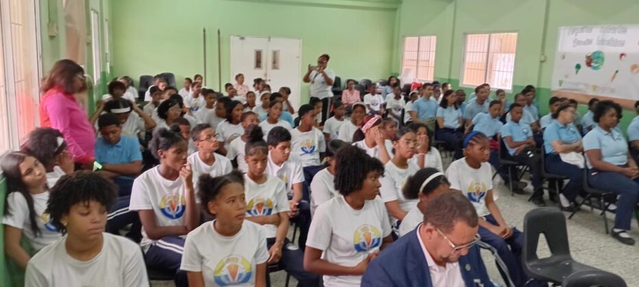 Estudiantes del Liceo Estados Unidos participando de la lectura de poesia . Foto suministrada SIP 2025.