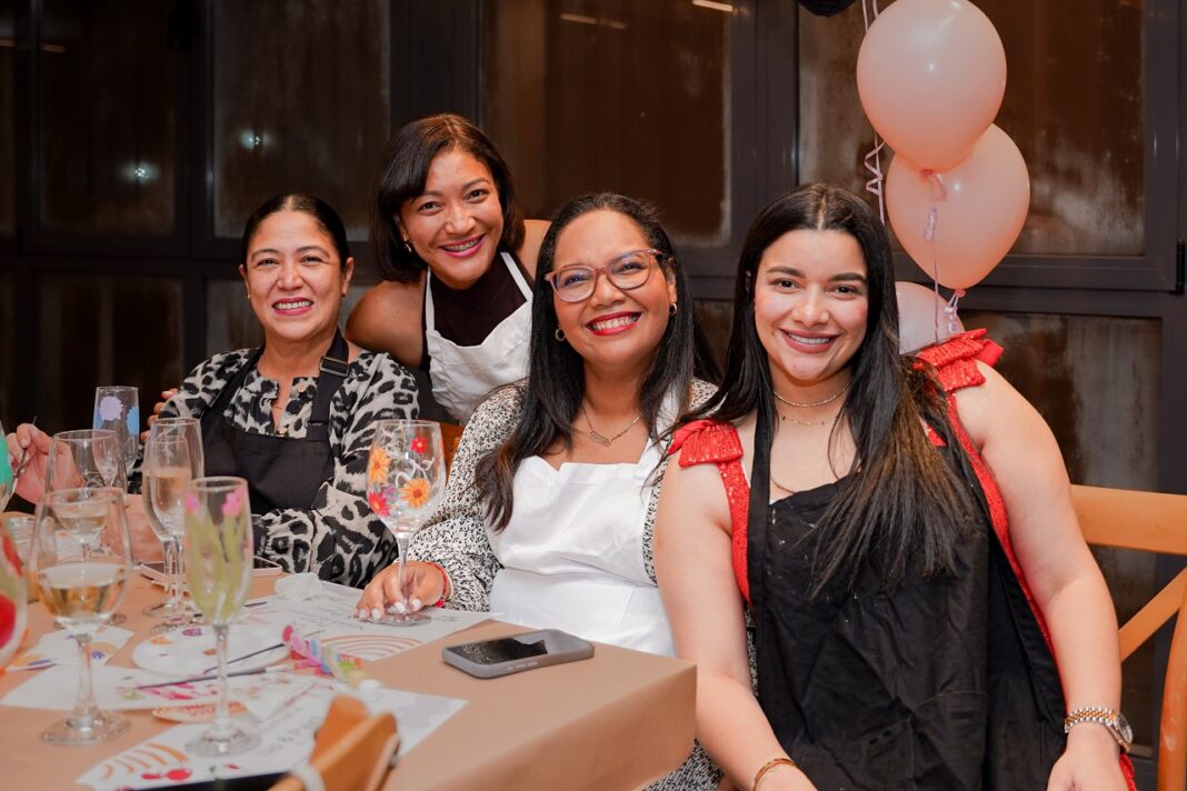 Rosa Zapata, Rossy Santana, Carmen Astacio jutoa a Lady Diana Martinez