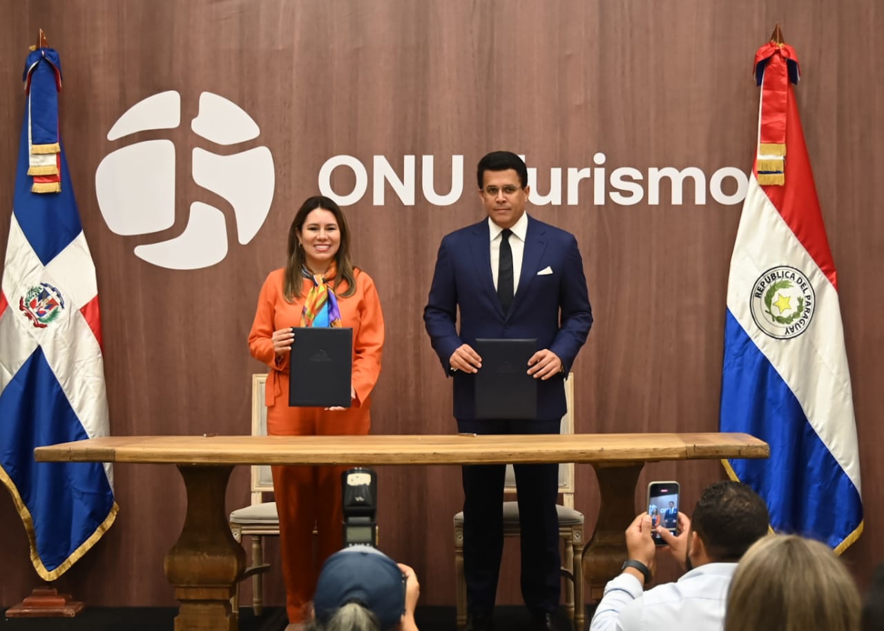 David Collado, ministro de Turismo dominicano y Angie Duarte de Melillo, ministra de Turismo de Paraguay, tras la firma del acuerdo.