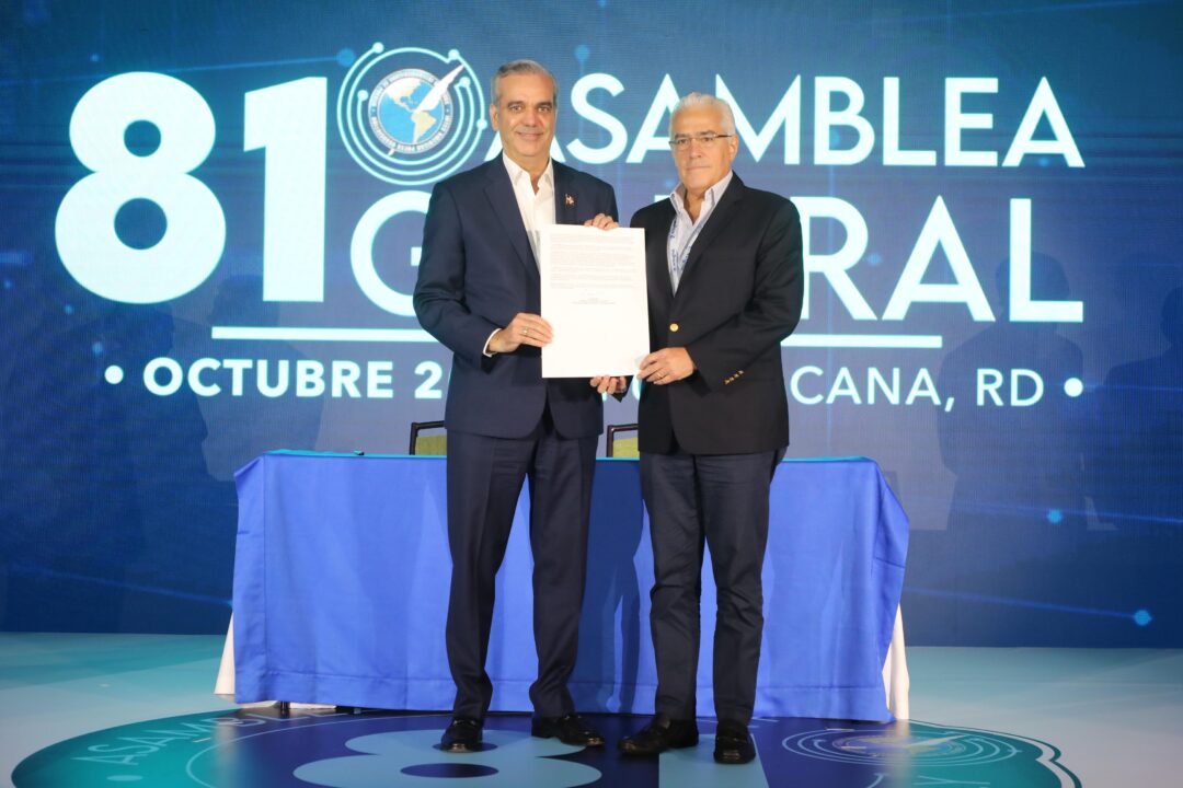 Durante la actividad, el mandatario junto con el presidente de la SIP, José Roberto Dutriz firmaron la Declaración de Salta II sobre principios de Libertad de Expresión en la Era Digital