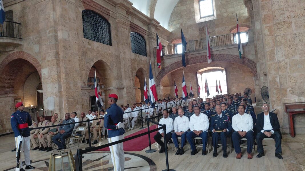 Juan Pablo Uribe junto a miembros de los organismos castrenses durante el acto de recordación por el 180 aniversario de la Batalla de Beller.
