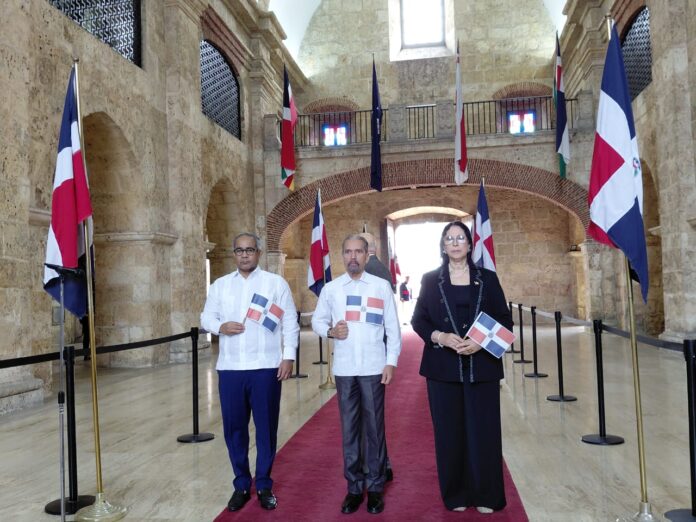 Hernani Aquino, Juan Pablo Uribe y Ana Cristina Martínez en la celebración del 175 aniversario del natalicio de Salomé Ureña de Henríquez.