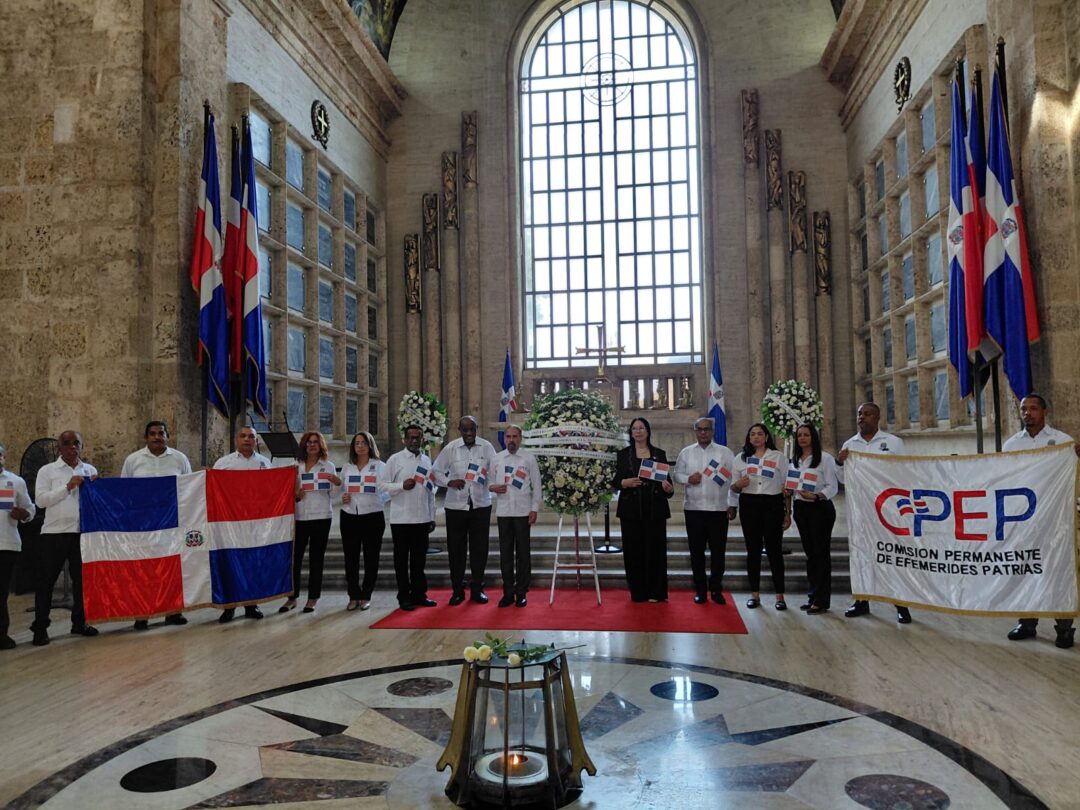 Colaboradores de Efemérides Patrias y personalidades de la vida nacional en el Panteón Nacional en el acto de celebración del 175 aniversario del natalicio de Salomé Ureña de Henríquez