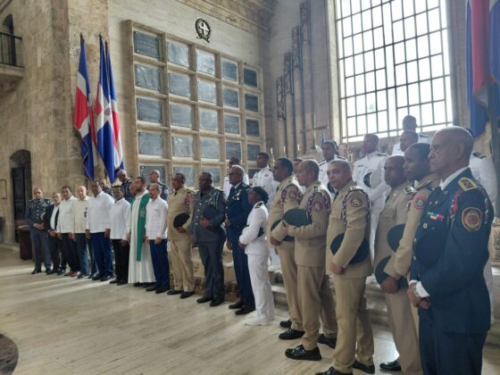 Autoridades civiles y militares durante el acto patri&oacute;tico.